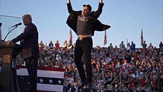 Cumhuriyetçi başkan adayı Donald Trump 5 Ekim 2024 Cumartesi günü ABD'de Butler Farm Show'da düzenlenen bir kampanya mitinginde konuşurken Elon Musk sahneye atlıyor