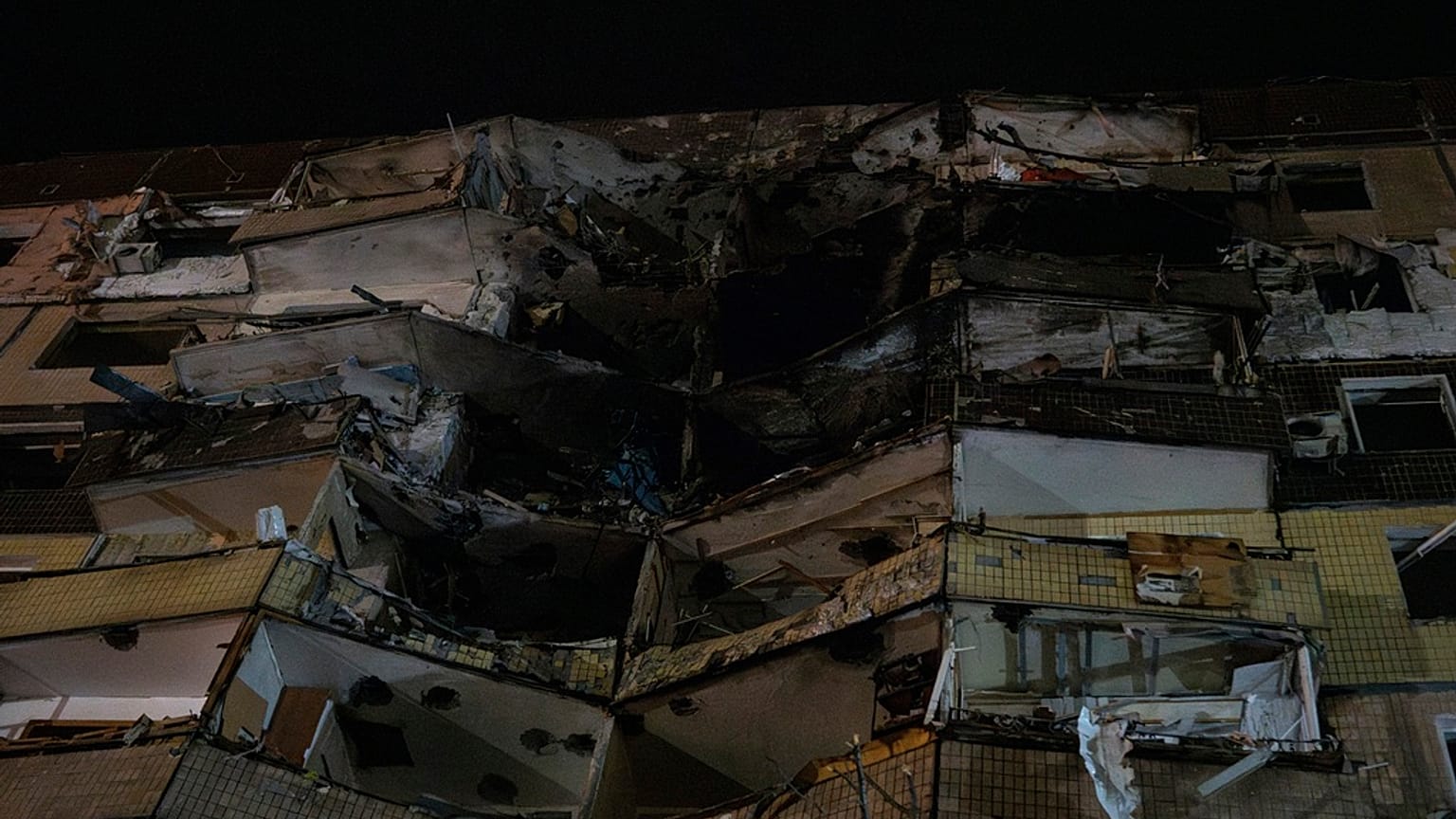 DOSSIER - Un immeuble d'habitation endommagé est visible sur le lieu de l'attaque russe dans un quartier résidentiel de Kryvyi Rih, en Ukraine, le mercredi 13 mars 2024. 