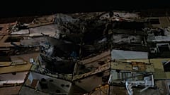 DOSSIER - Un immeuble d'habitation endommagé est visible sur le lieu de l'attaque russe dans un quartier résidentiel de Kryvyi Rih, en Ukraine, le mercredi 13 mars 2024. 