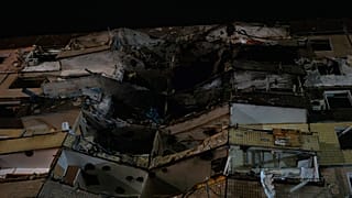DOSSIER - Un immeuble d'habitation endommagé est visible sur le lieu de l'attaque russe dans un quartier résidentiel de Kryvyi Rih, en Ukraine, le mercredi 13 mars 2024. 