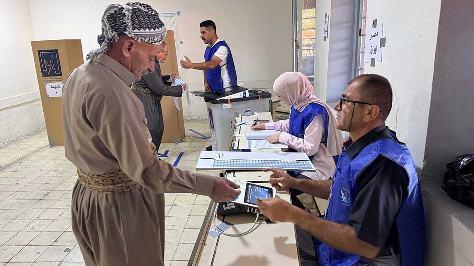 Bir seçmen oy vermek için kayıt oluyor, Erbil, 20 Ekim 2024.