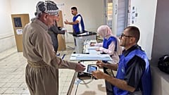 Bir seçmen oy vermek için kayıt oluyor, Erbil, 20 Ekim 2024.