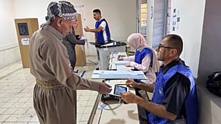 Bir seçmen oy vermek için kayıt oluyor, Erbil, 20 Ekim 2024.