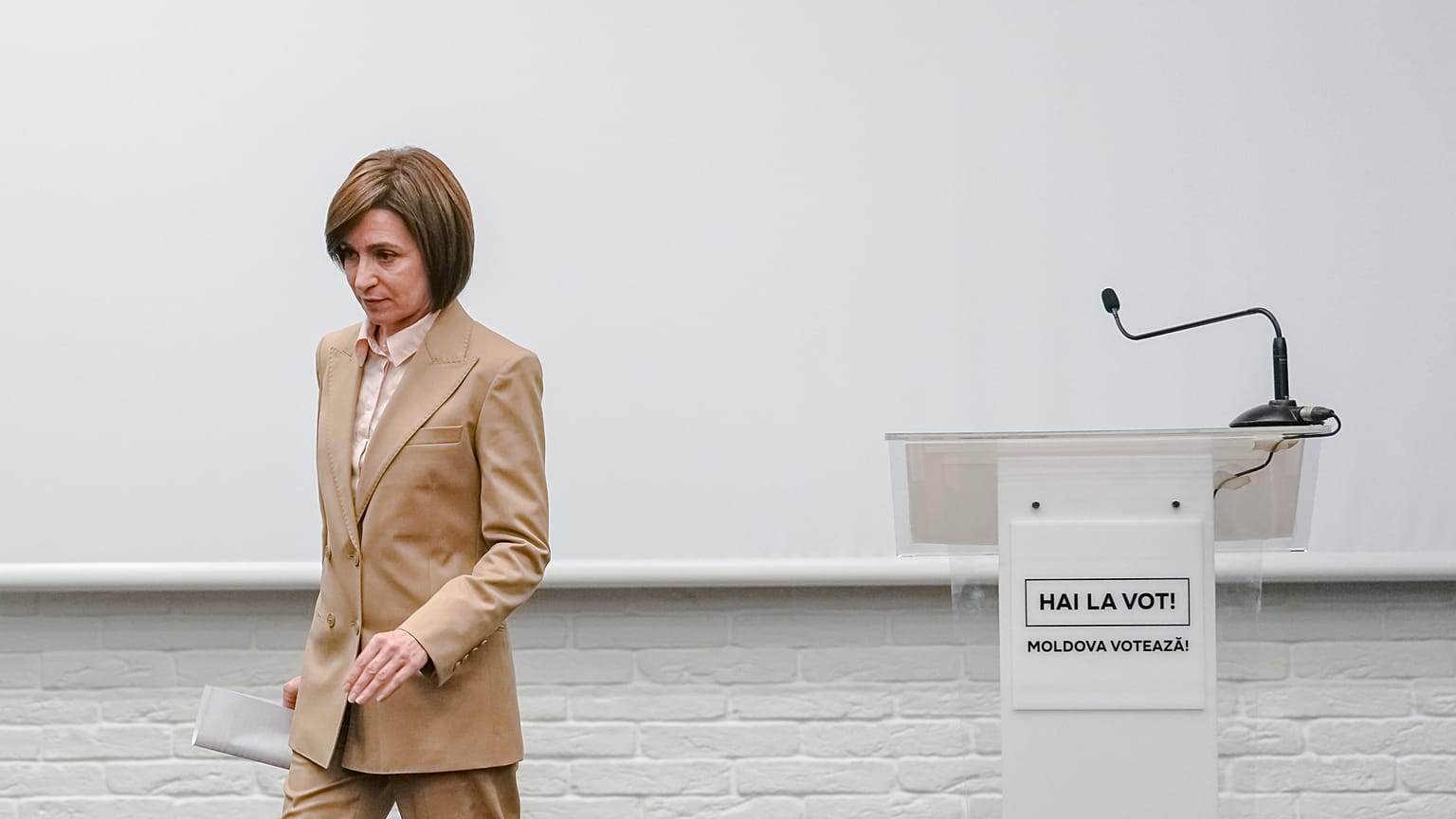 La presidenta de Moldavia, Maia Sandu, se marcha después de pronunciar un discurso durante una conferencia de prensa tras el cierre de las urnas para las presidenciales
