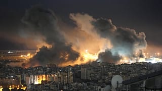 Lángok és füst száll fel egy izraeli légicsapás után Bejrút déli külvárosában, 2024. október 20.