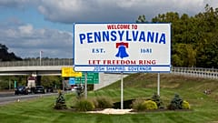 Interstate 80 üzerinde yer alan ve üzerinde Let Freedom Ring (Özgürlük Çalsın) sloganı bulunan yeni bir otoyol tabelası, Pennsylvania'ya seyahat eden ziyaretçileri Monroe County, PA'da karşılıyor, 3 Ekim 2024.
