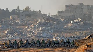 جنود إسرائيليون يتمركزون بالقرب من الحدود مع قطاع غزة جنوب إسرائيل، في 11 ديسمبر 2023