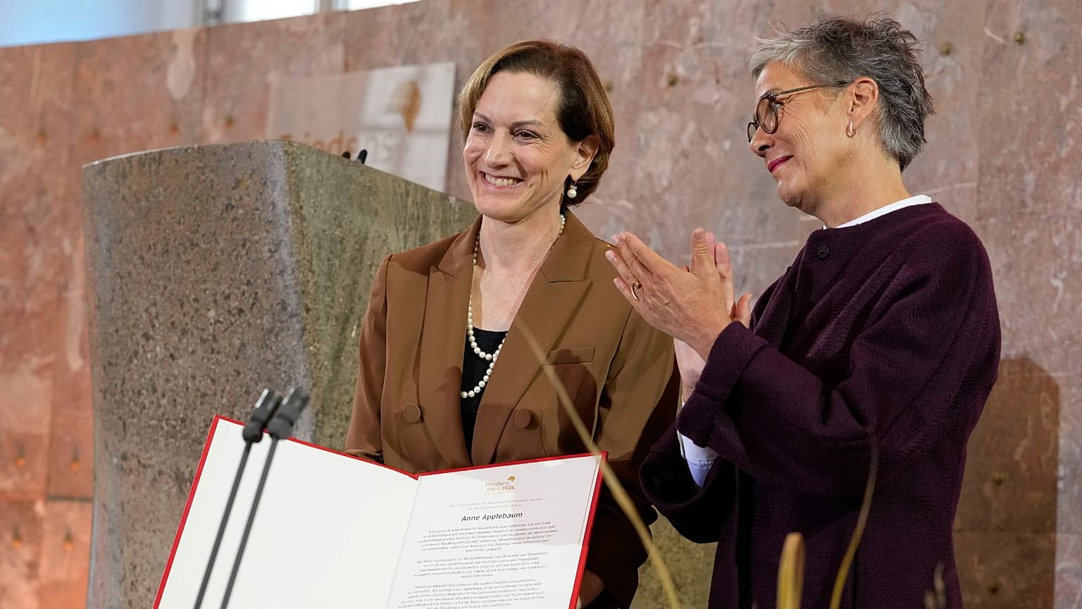 Pulitzer ödüllü yazar Anne Applebaum, Alman Barış Ödülü'nü kabul ederken Ukrayna için silah çağrısında bulundu 
