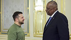 DOSYA FOTOĞRAFI - Ukrayna Devlet Başkanı Volodymyr Zelenskyy, solda, ve ABD Savunma Bakanı Lloyd Austin, 20 Kasım 2023 Pazartesi günü Kiev, Ukrayna'da bir toplantıda. 