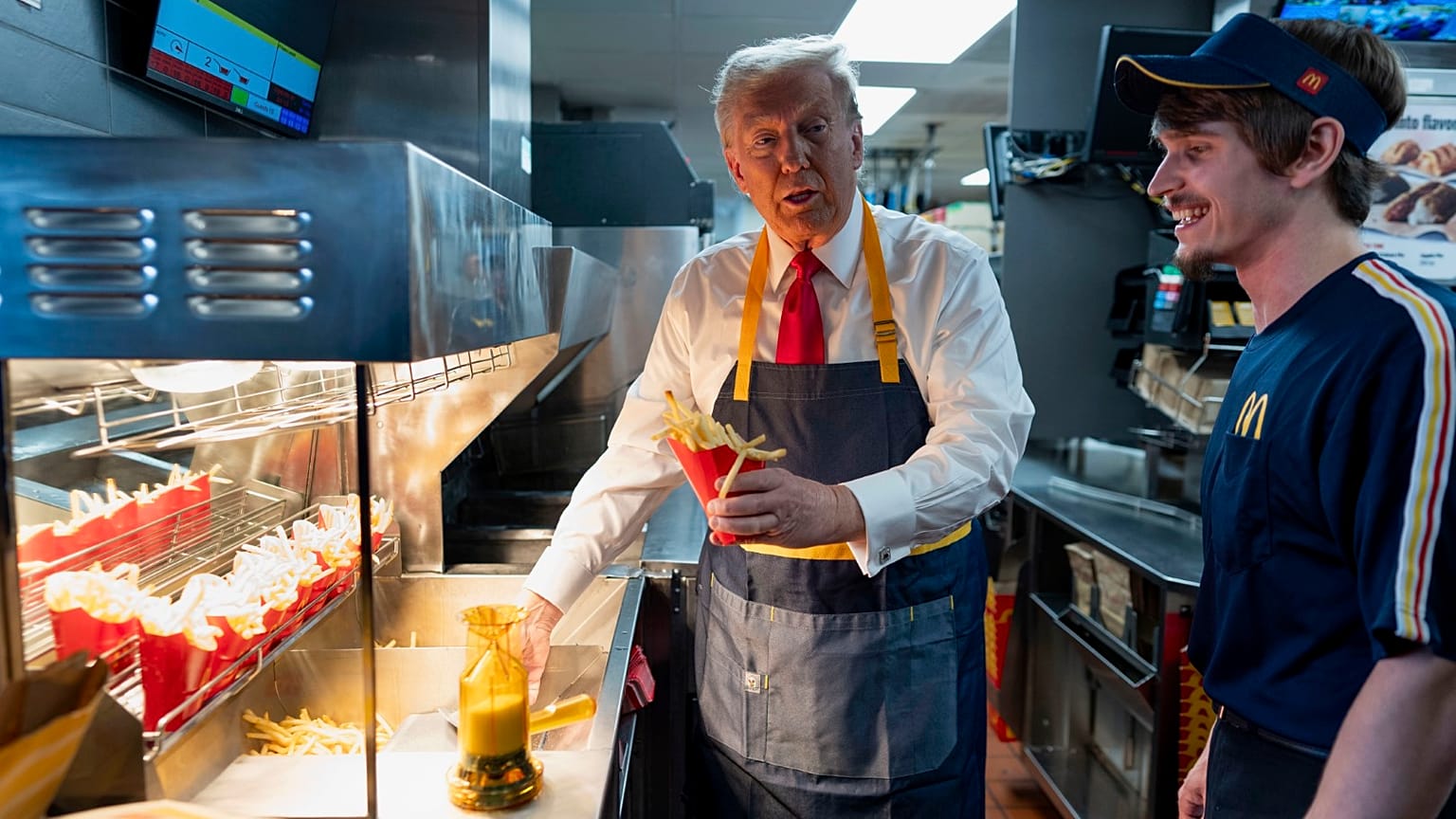 Trump hace campaña en un establecimiento de McDonald's, en el estado de Pensilvania (EE.UU.), el domingo 20 de octubre de 2024