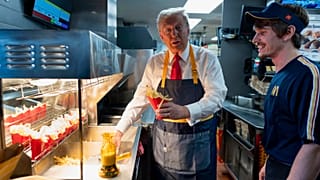 Trump hace campaña en un establecimiento de McDonald's, en el estado de Pensilvania (EE.UU.), el domingo 20 de octubre de 2024