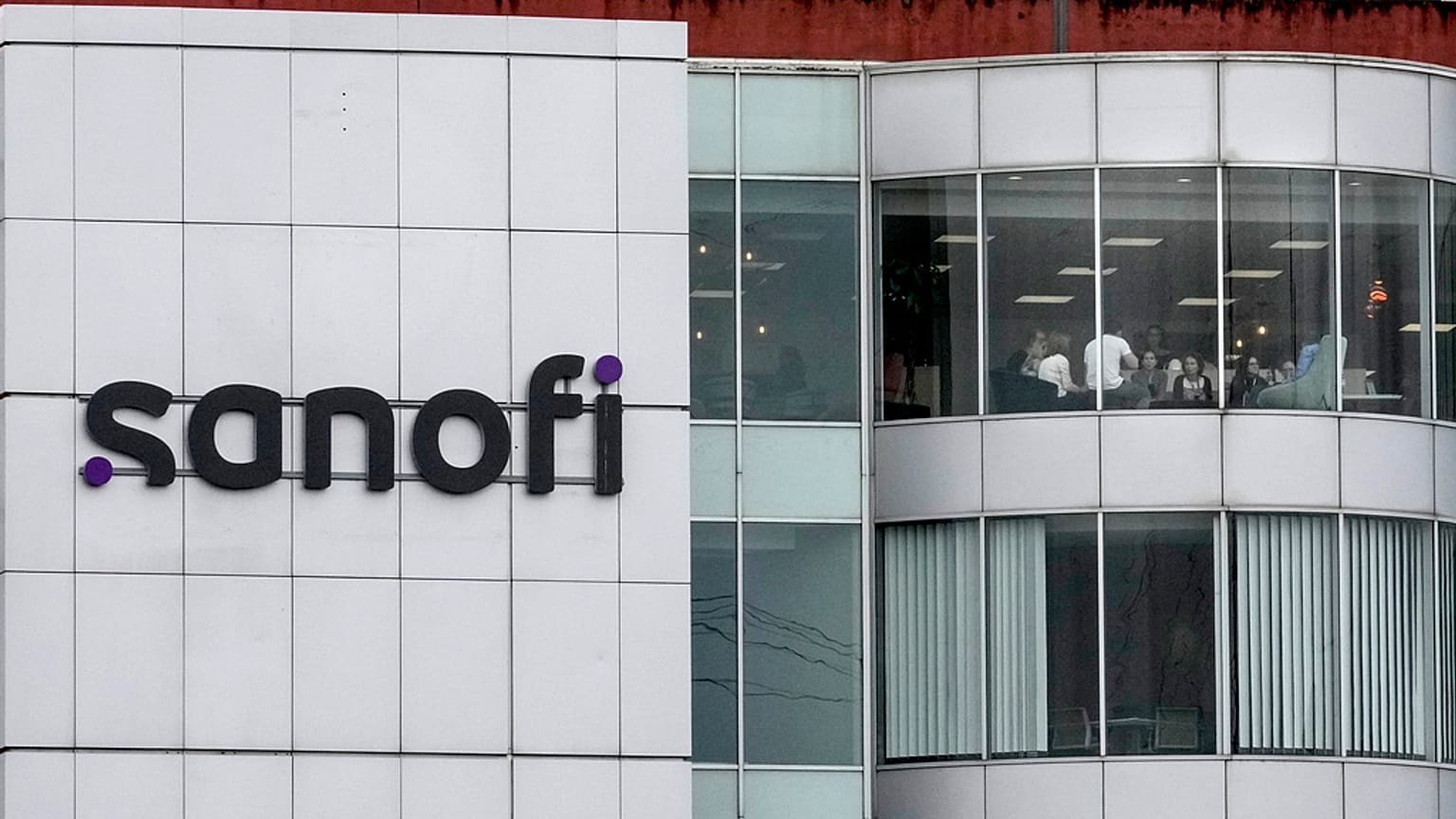 Le logo de Sanofi, société pharmaceutique spécialisée dans les soins de santé, à Vitry-sur-Seine, à l'est de Paris, le jeudi 17 octobre 2024
