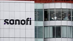 Paris'in doğusundaki Vitry sur Seine'de bulunan Sanofi logosu. 17 Ekim 2024.