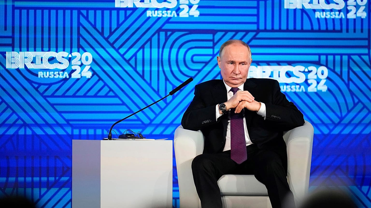 Президент России Владимир Путин принимает участие в деловом форуме БРИКС в Москве 18 октября 2024 года