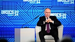 Der russische Präsident Wladimir Putin nimmt am 18. Oktober 2024 am BRICS-Wirtschaftsforum in Moskau, Russland, teil.