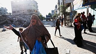 فلسطينيون يفرون من منازلهم في حي الشجاعية في مدينة غزة، بعد أن ألقت إسرائيل منشورات تحذر الناس من مغادرة المنطقة، الأربعاء، 16 يوليو 2014
