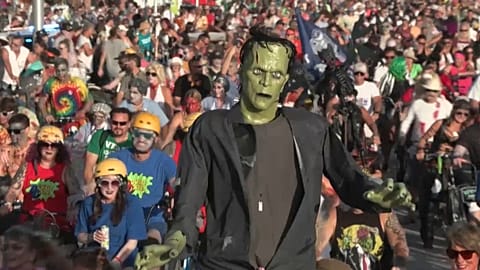 La tradition des « marches de zombies » est née aux États-Unis et s'est ensuite répandue en Europe et dans les pays d'Amérique latine.