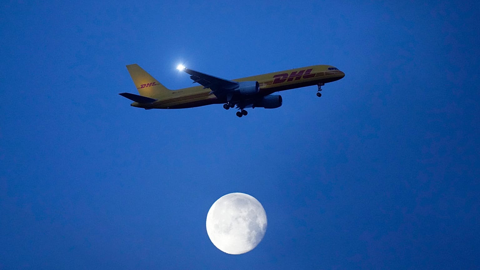 Un Boeing 757 de DHL s'apprête à atterrir à Lisbonne juste avant le lever du soleil, le lundi 26 février 2024.