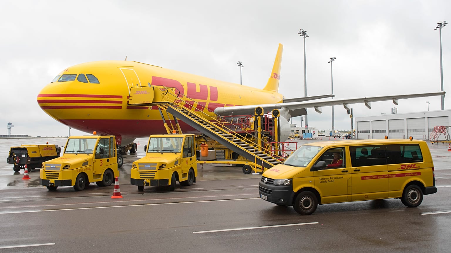 Un avión de DHL en el centro europeo de carga aérea DHL Express en Schkeuditz, cerca de Leipzig, Alemania