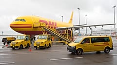 Un avión de DHL en el centro europeo de carga aérea DHL Express en Schkeuditz, cerca de Leipzig, Alemania