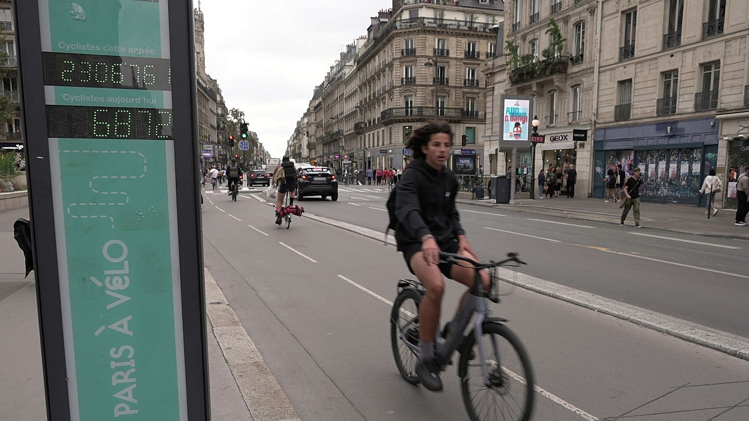 Paris'te bir bisiklet tezgahının önünden geçen bir adam, 13 Eylül 2023, Çarşamba