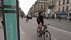 Paris'te bir bisiklet tezgahının önünden geçen bir adam, 13 Eylül 2023, Çarşamba