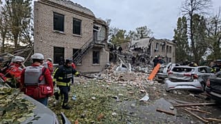 Разбор завалов после ночной атаки РФ, Запорожье, Украина, 21 октября 2024 года.