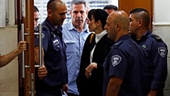 وزير سابق في الحكومة الإسرائيلية متهم بشبهة التجسس لصالح إيران، يرافقه حراس السجن أثناء مغادرته المحكمة في القدس