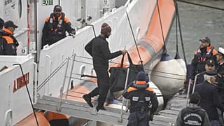 Bariban szállnak ki az olasz parti őrség által Albániából visszahozott menekültek