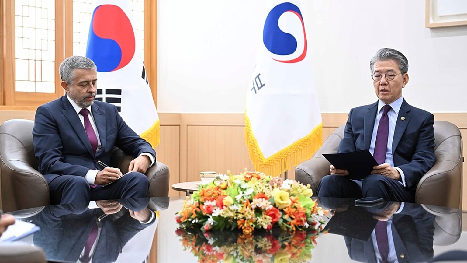 A behívott orosz nagykövet és a dél-koreai külügyminiszter-helyettes tárgyalása