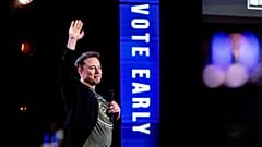 Elon Musk gesticula mientras habla en la iglesia Life Center de Harrisburg, Pensilvania, el sábado 19 de octubre de 2024.