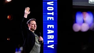 Elon Musk, 19 Ekim 2024 Cumartesi günü Harrisburg, Pa. kentindeki Life Center Kilisesi'nde yaptığı konuşmada el kol hareketleri yapıyor.