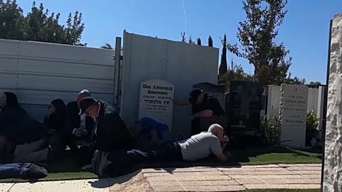 Die Menschen gingen hinter den Grabsteinen in Deckung. 