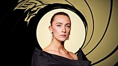 La actriz Saorise Ronan, en una foto con el fondo clásico de las películas de James Bond