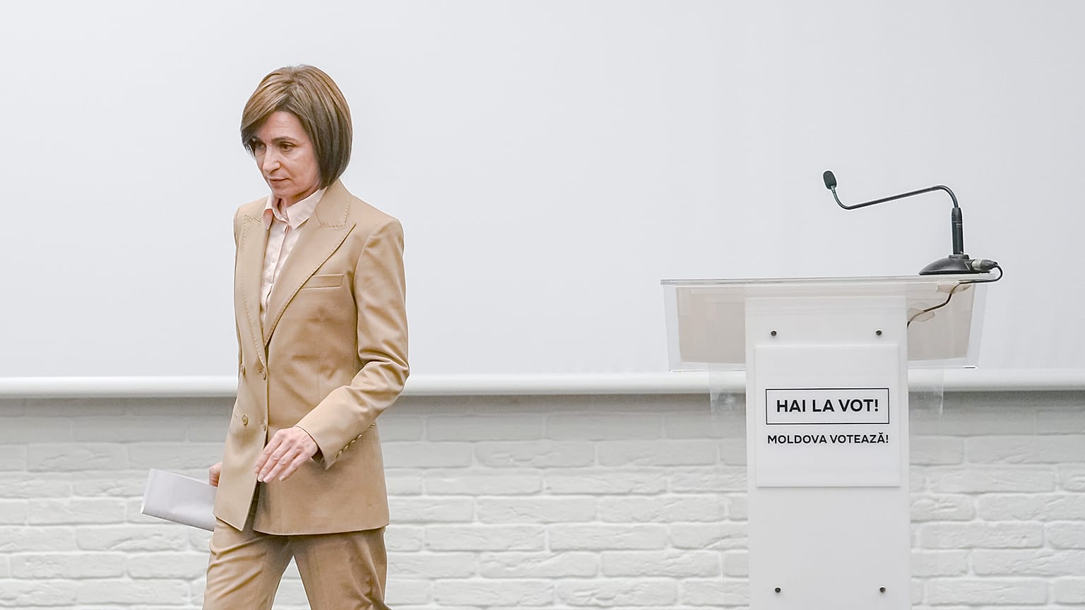 La presidenta de Moldavia, Maia Sandu, se marcha tras dirigirse a los medios después del cierre de las urnas en Chisinau, el 20 de octubre de 2024.