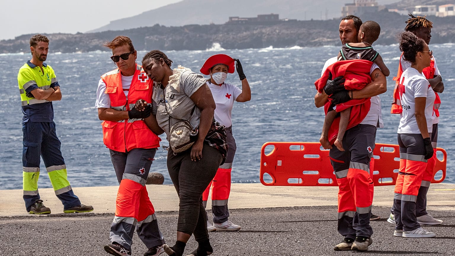Migrantes desembarcan en la isla canaria de El Hierro, España, tras once días de travesía durante el pasado agosto