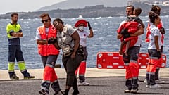 Migrantes desembarcan en la isla canaria de El Hierro, España, tras once días de travesía durante el pasado agosto