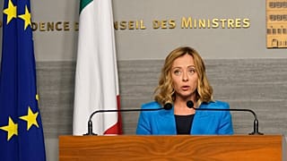İtalya Başbakanı Giorgia Meloni, 18 Ekim 2024 Cuma günü Lübnan'ın Beyrut kentinde Lübnan'ın geçici Başbakanı Najib Mikati ile düzenlediği ortak basın toplantısında konuştu.
