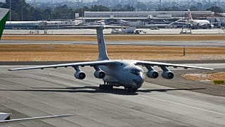 Un Ilyushin Il-76 similar al avión supuestamente derribado