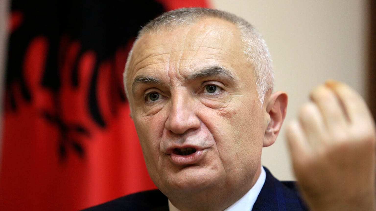Arnavutluk Cumhurbaşkanı Ilir Meta, 21 Nisan 2021 tarihinde Arnavutluk'un başkenti Tiran'da Associated Press'e verdiği röportaj sırasında konuşuyor.