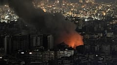Las llamas y el humo se elevan desde un ataque aéreo israelí en Dahiyeh, en el suburbio del sur de Beirut, el lunes 21 de octubre de 2024.