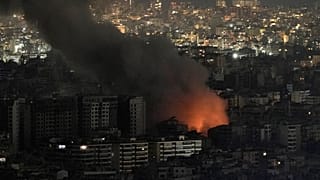 İsrail'in Beyrut'un güney banliyölerinden Dahiye'ye düzenlediği hava saldırısından alevler ve dumanlar yükseliyor. 