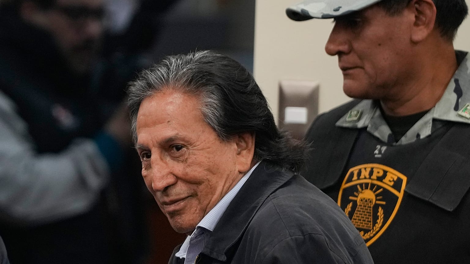 El expresidente peruano Alejandro Toledo asiste a una sesión judicial donde el juez dictará sentencia en su caso de corrupción en Lima, Perú, el lunes 21 de octubre de 2024.
