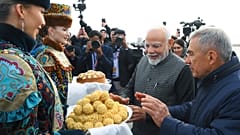 Гостей Путина встречали в аэропорту Казани караваем и чак-чаком.