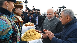 Гостей Путина встречали в аэропорту Казани караваем и чак-чаком.