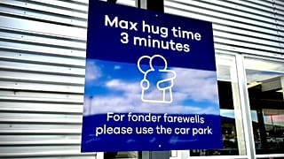 O aeroporto de Dunedin confundiu os passageiros com os seus sinais invulgares - e os seus avisos
