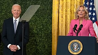Jill Biden first lady beszél Joe Biden elnök mellett a washingtoni Fehér Ház keleti termében tartott nemzeti művészeti és bölcsészeti fogadáson.