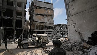 Soldados israelíes toman posiciones junto a edificios destruidos tras los ataques israelíes durante una operación terrestre en la Franja de Gaza el viernes 13 de septiembre de 2024.