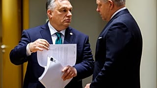 Orbán Viktor és Robert Fico egy brüsszeli EU-csúcson 2024. február 1-én