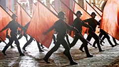 Archivo: Soldados rusos con banderas rojas del Ejército soviético desfilan durante un ensayo para el desfile militar del Día de la Victoria en la Plaza Roja de Moscú, en 2010.